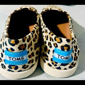 (SOLD). NEW!! TOMS SLIP-ON SHOES ANIMAL PRINT 6.5